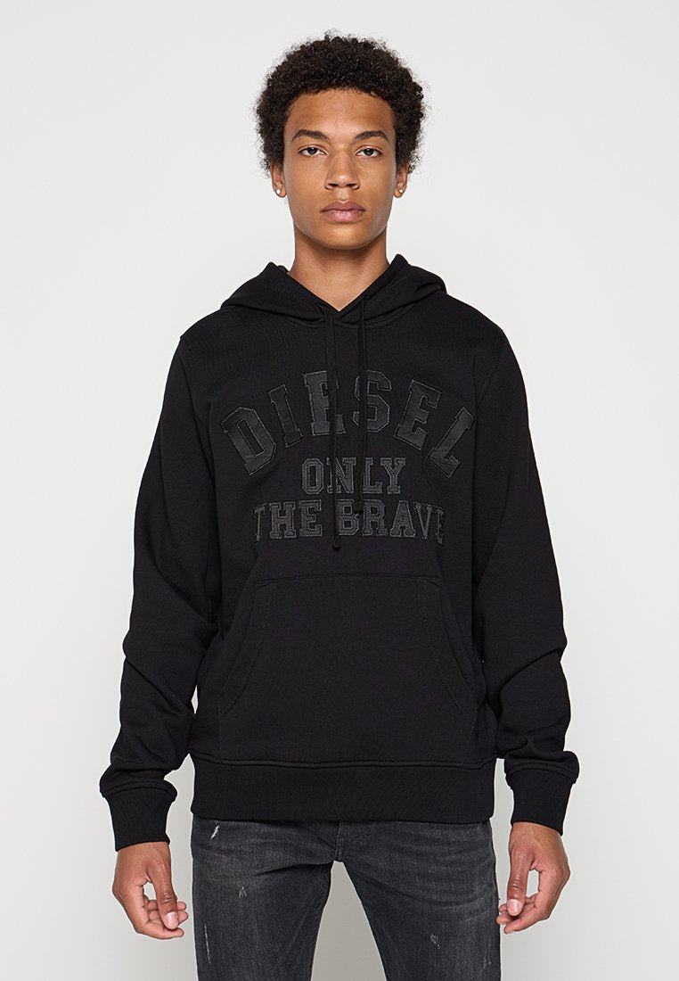 Schwarzer Kapuzenpullover aus Baumwolle mit einer frontalen Kängurutasche und dem eingeprägten Logo "DIESEL ONLY THE BRAVE" aus passendem Material.