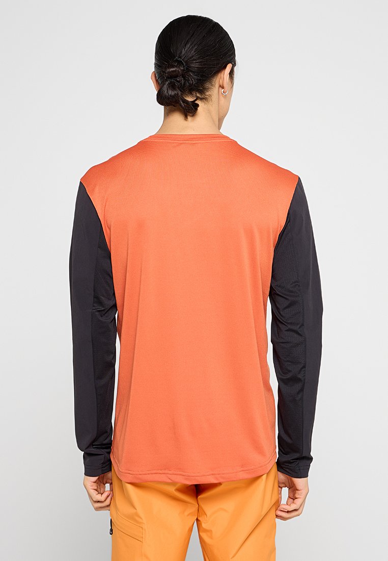 REGULAR FIT Media 2
