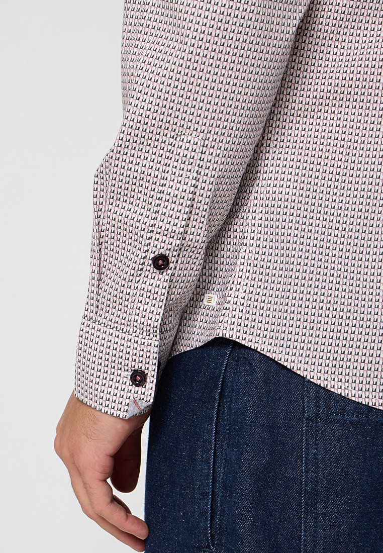 REGULAR FIT  Media 4