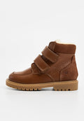 Braune Leder-Ankle-Boots mit zwei verstellbaren Klettverschlussriemen, strukturiertem Obermaterial, gemütlicher Innenausstattung und einer robusten Gummisohle.