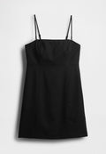 Schwarzes Kleid mit dünnen, verstellbaren Trägern, figurbetonter Taille und ausgestelltem Rock. Hergestellt aus glattem Stoff mit einem klaren, minimalistischen Design.