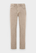 Beige Jeans aus Denim mit geradem Schnitt, ausgestattet mit fünf Taschen, Metallknopfverschluss und dezenter, verwaschener Texture. Klassischer Stil, ungeschmückt.