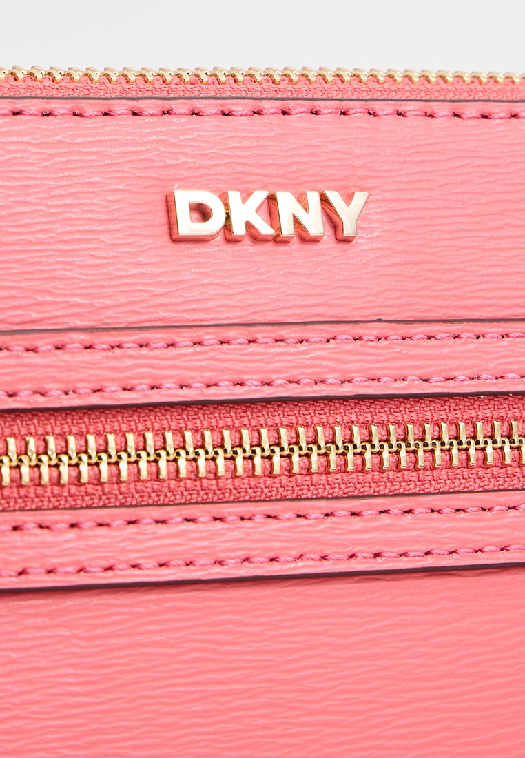 DKNY BRYANT
