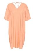 Pfirsichfarbenes, knielanges Kleid mit V-Ausschnitt, kurzen Puffärmeln und einem rückseitigen Bindeband. Hergestellt aus leichtem Stoff mit glatter Textur.