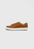 Braune Ledersneaker mit glatter Oberfläche, runder Spitze, weißer Gummisohle und flachen Schnürsenkeln. Minimalistisches Design mit dezentem Branding an der Ferse.