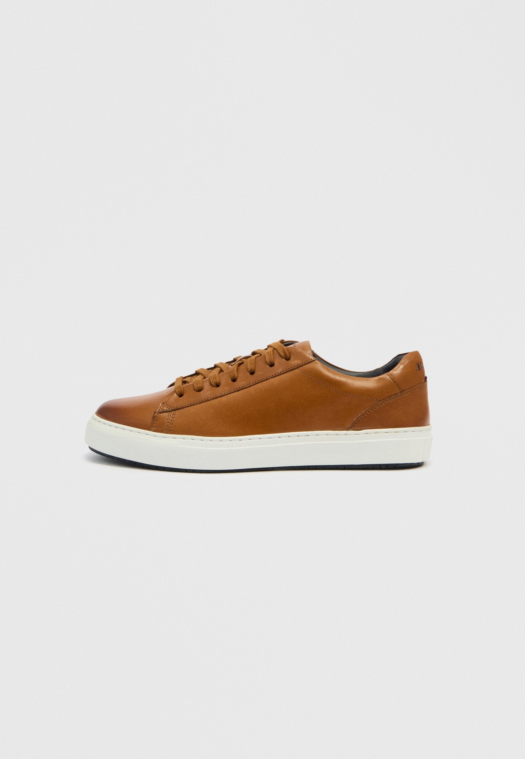 Braune Ledersneaker mit glatter Oberfläche, runder Spitze, weißer Gummisohle und flachen Schnürsenkeln. Minimalistisches Design mit dezentem Branding an der Ferse.