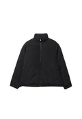 Schwarze Steppjacke mit hochstehendem Kragen und zwei Fronttaschen, auf einem weißen Hintergrund präsentiert.