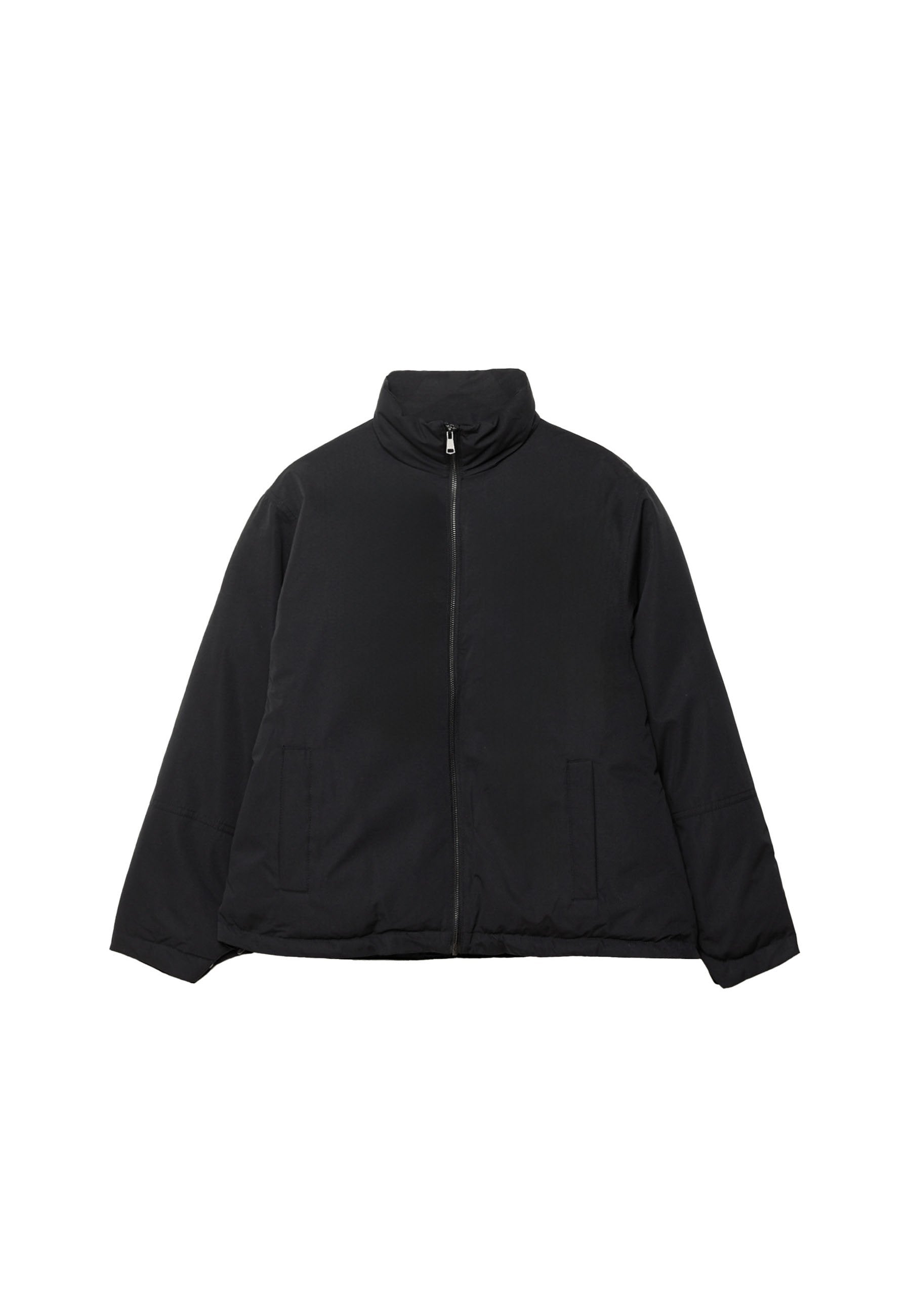 Schwarze Steppjacke mit hochstehendem Kragen und zwei Fronttaschen, auf einem weißen Hintergrund präsentiert.