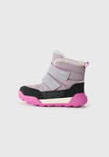 Lila und graue wasserdichte Stiefel mit zwei grauen Klettverschlüssen, schwarzem Boden, pinker Sohle und Fütterung aus Fell. Entwickelt für Komfort und Traktion.
