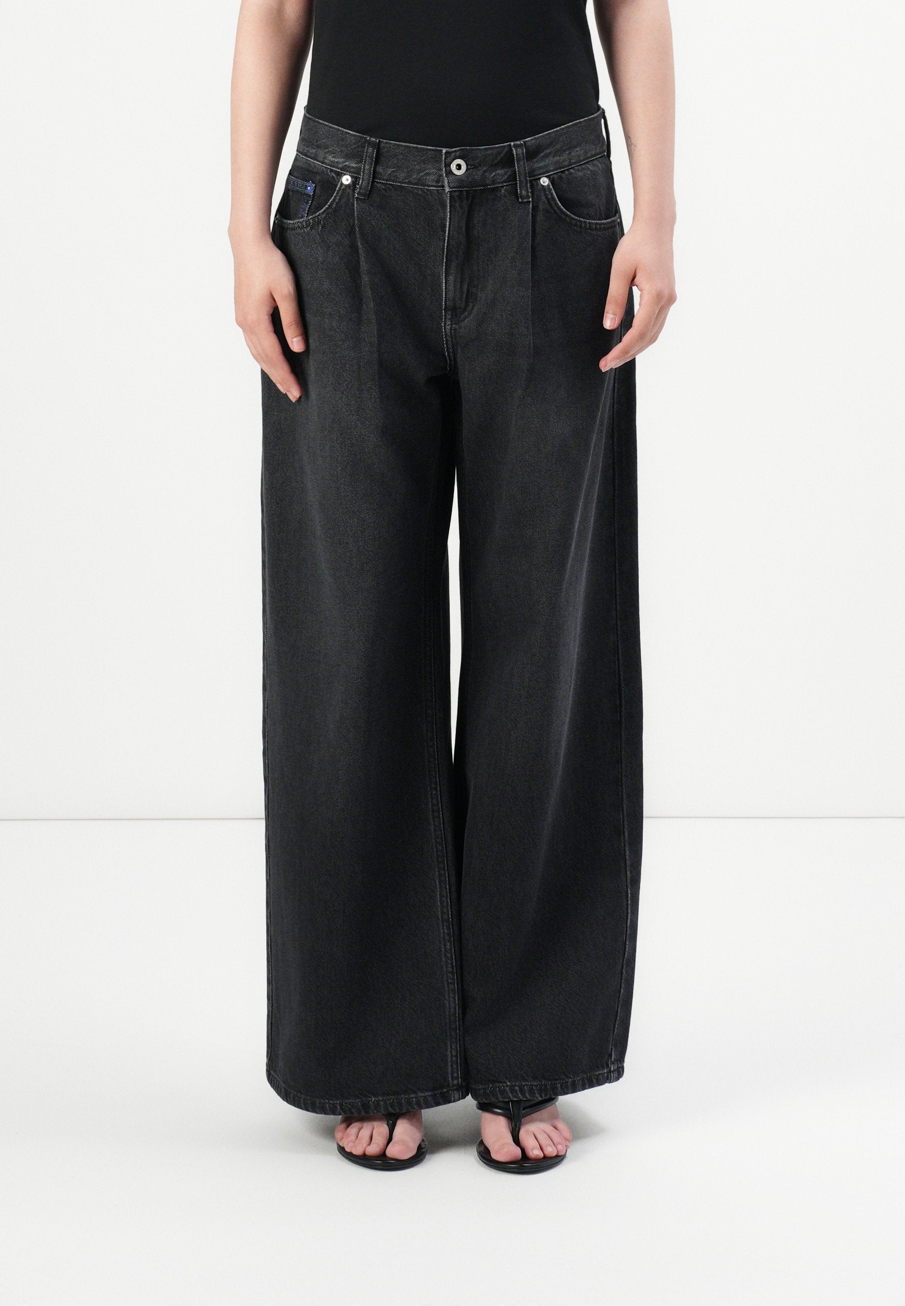LOW-RISE WIDE LEG Media 3