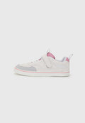 Sneaker mit einem hellgrauen Wildleder-Obermaterial, rosa Akzenten, Schnürung und Klettverschluss sowie einer weißen Gummisohle mit einem rosa Streifen.