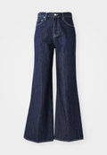 Dunkelblaue ausgestellte Jeans mit hoher Taille, die eine Knopf- und Reißverschlussöffnung haben. Weiße Nähte und weite Beine schaffen eine strukturierte Silhouette.