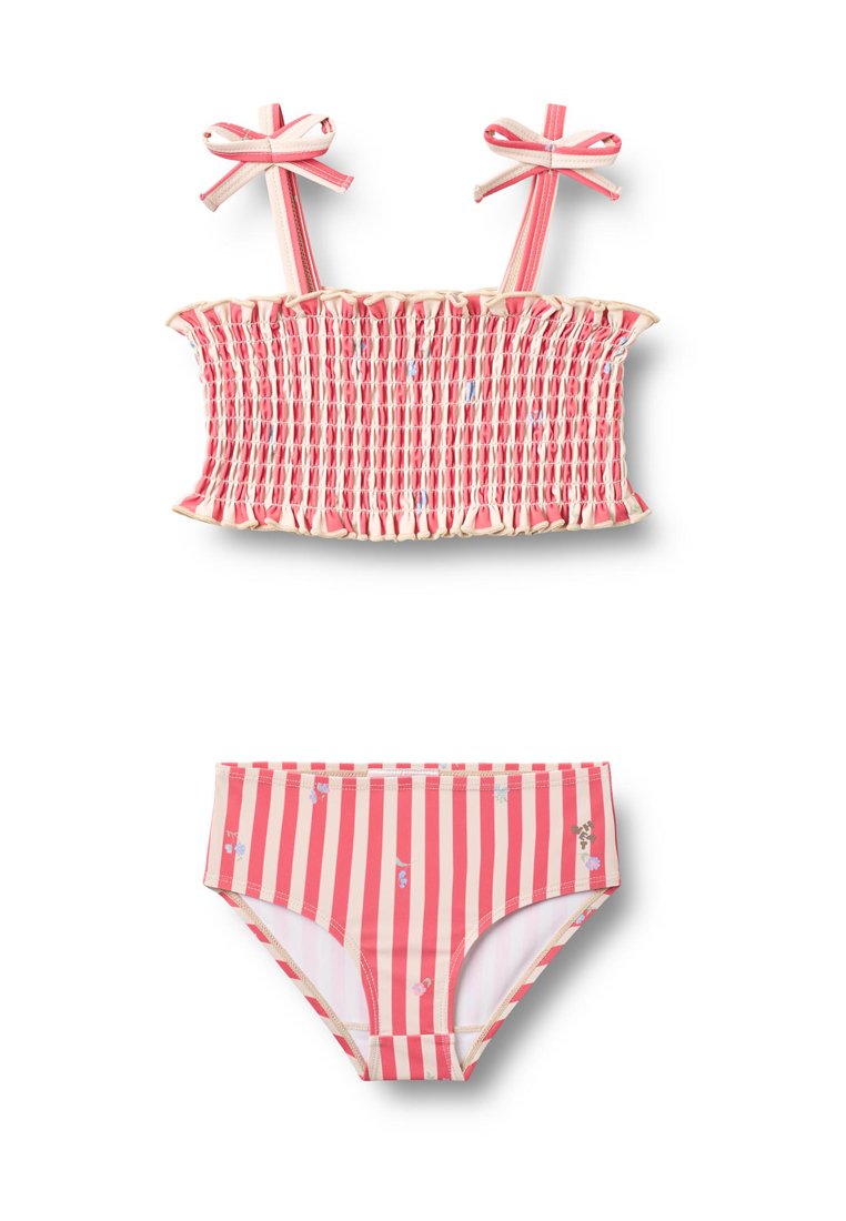 Rosafarbenes und cremefarben gestreiftes Bikini mit einem gerafften Bandeau-Oberteil, das Schleifen und dekorative Akzente aufweist, kombiniert mit passenden gemusterten Unterteilen.