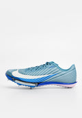 Hellblaue Sportschuhe mit einer strukturierten Oberseite, weißem Swoosh und lilanen Akzenten. Sie verfügen über eine verlängerte Zehenpartie und vier Metallspikes für besseren Halt.