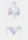 Bikini-Set mit einem Batikmuster in pastelligen Farbtönen von Lila, Blau und Gelb. Mit verstellbaren Bindungen an Oberteil und Unterteil für eine individuelle Passform.