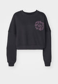 Schwarzer kurz geschnittenes Sweatshirt aus strukturiertem Stoff mit Rundhalsausschnitt und oversized Ärmeln. Auf der Vorderseite ist lila Logo-Text angebracht.