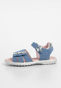 Blaue Textil-Sandalen mit flacher Sohle, verstellbarem Riemen und floralen Akzenten. Das Design umfasst mehrere Riemen zur Fußunterstützung.