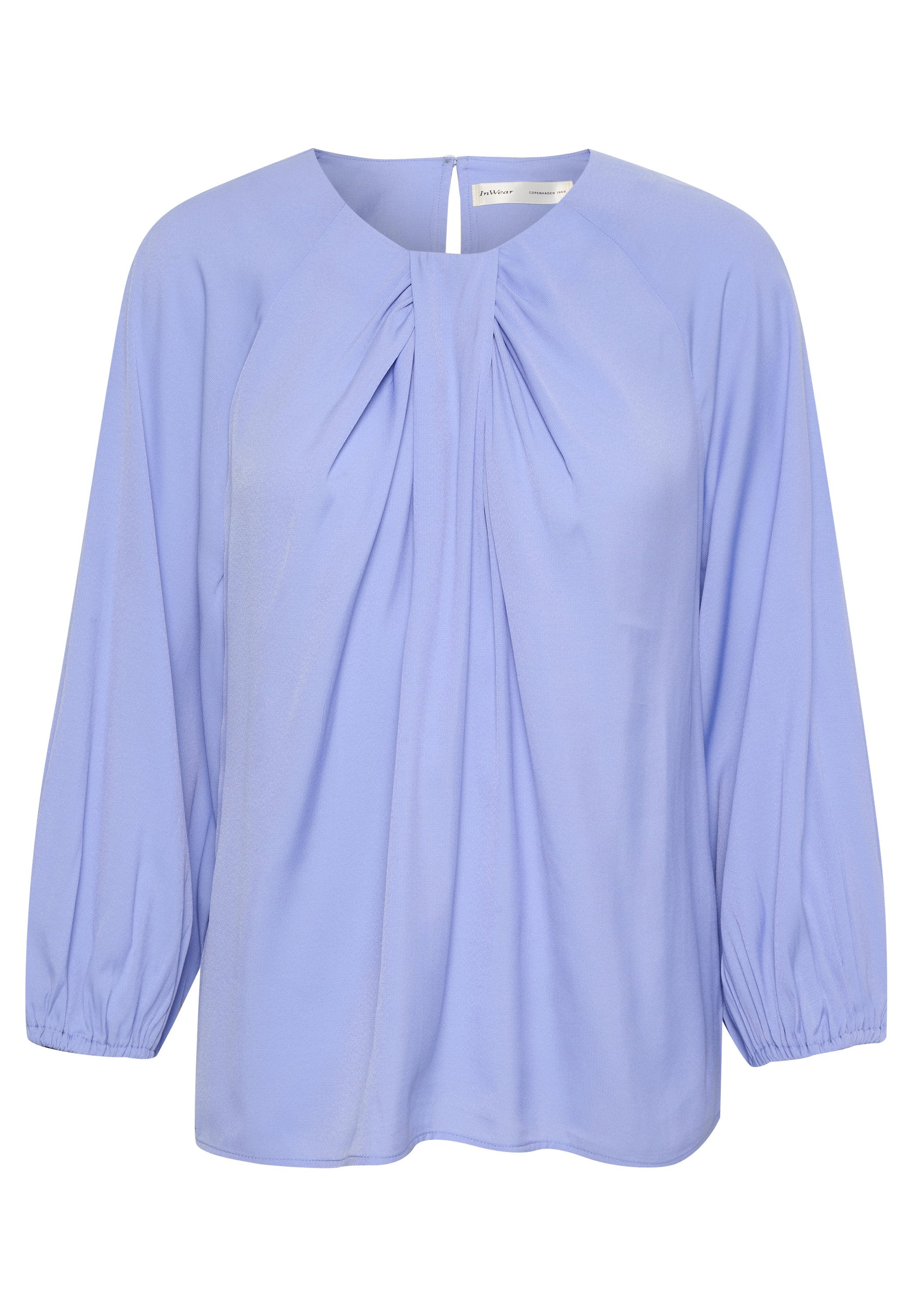 Fliederbluse mit rundem Halsausschnitt, gefälteltem Vorderteil und langen, gerafften Ärmeln. Glattes Material mit lässiger Passform und einem Tropfenausschnitt hinten.