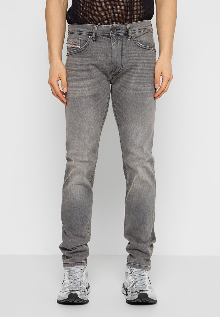 Graue Jeans aus Denim mit geradem Bein, fünf Taschen, subtilen Waschungen und einem klassischen Knopfverschluss.