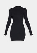 Schwarzes geripptes Strickkleid mit langen Ärmeln, hohem Kragen und figurbetonter Silhouette. Mit Nahtdetails an der Seite und einer strukturierten Oberfläche.