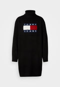 Schwarzer Rollkragenpullover mit Rippärmel, auf der Vorderseite ein rechteckiges Tommy Jeans-Logo in Blau, Rot und Weiß.