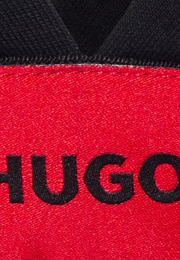 HUGO TRIANGLE LABEL