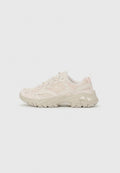 Helle beige Sneakers mit einem strukturierten Mesh-Obermaterial, einer klobigen, off-white Gummisohle und dezenten rosa Akzenten. Verfügt über ein Schnürdesign und ein Logodetail.