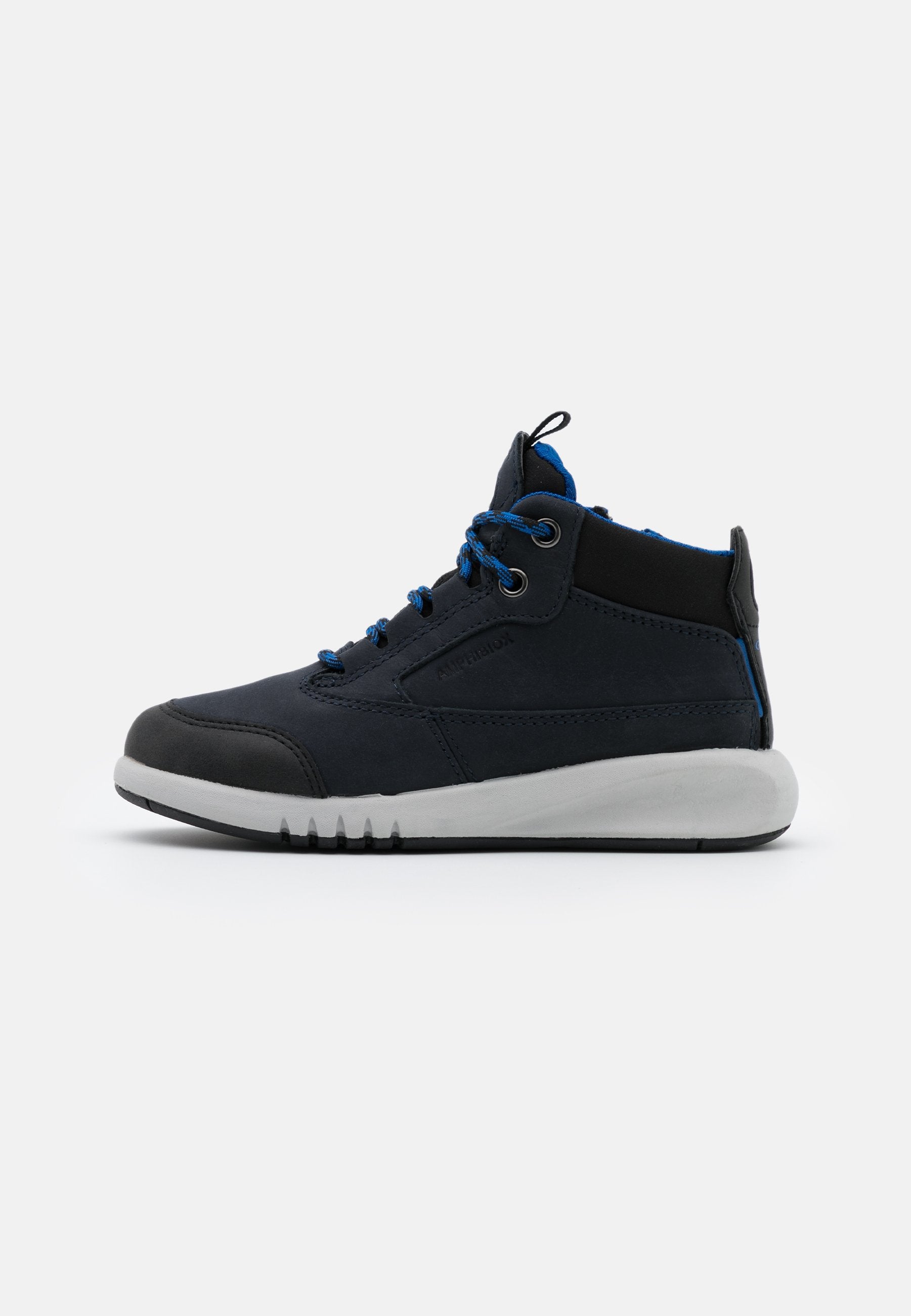 Marineblau hohe Sneaker mit schwarzen Akzenten, strukturiertem Obermaterial und blauen Schnürsenkeln. Mit einer gepolsterten Sohle und verstärkter Zehenkappe für Langlebigkeit.