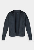 Schwarze Nike-Jacke mit offenem Vorderteil, langen Ärmeln und gerippten Bündchen. Sie verfügt über ein glattes, leichtes Gewebe und ein minimalistisches Design ohne Verschlüsse.
