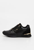 Schwarze Sportschuhe aus einer Mischung aus glattem Leder und strukturierten Materialien. Goldene Akzente und eine kontrastierende Sohle runden das Design ab.