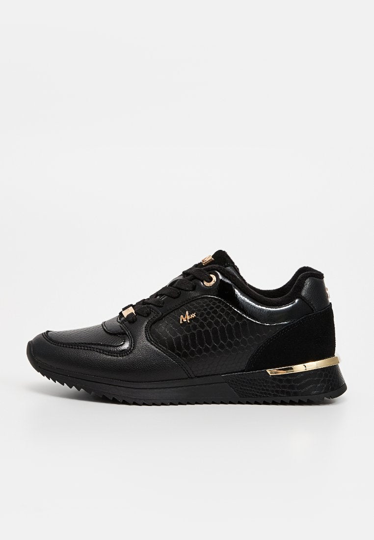 Schwarze Sportschuhe aus einer Mischung aus glattem Leder und strukturierten Materialien. Goldene Akzente und eine kontrastierende Sohle runden das Design ab.