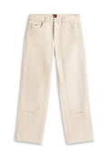 Beige gerade geschnittene Hose mit großen Fronttaschen am Oberschenkel, Gürtelschlaufen, Metallknopfverschluss und kleinem Tommy Hilfiger Logo an der rechten Tasche.