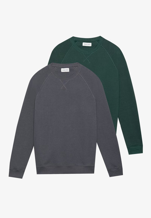 Zwei langärmlige Sweatshirts mit Rundhalsausschnitt, eines vorne in Dunkelgrau und eines hinten in Dunkelgrün, beide mit sichtbaren Nackenetiketten.