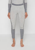 Slim-Fit zweifarbige graue Leggings mit dunkleren unteren Beinen und Bund, getragen von einer barfüßigen Person, die vor einem einfarbigen Hintergrund steht.