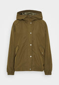 Olivegrüne leichte Jacke mit Kapuze, Druckknopfverschluss, zwei Seitentaschen und ribbed Ärmeln. Glattes, wasserabweisendes Material.