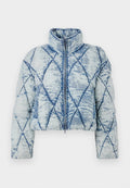 Helle blaue, gesteppte Daunenjacke mit Rautenmuster, hohem Kragen, langen Ärmeln und zentralem Reißverschluss.