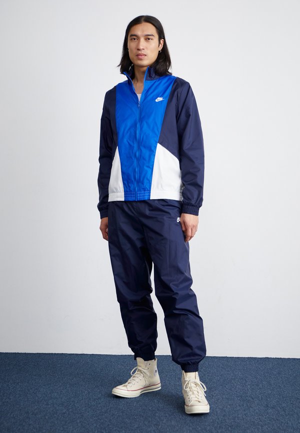 Nike Sportswear M NK CLUB WVN TRK SUIT SET - Tracksuit - obsidian/white/game royal