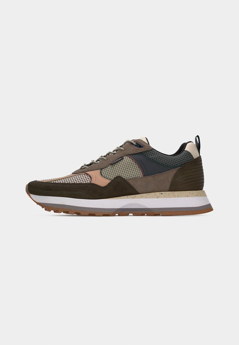 Niedrig geschnittener Sneaker mit braunen, beigen und schwarzen texturierten Paneelen, Schnürverschluss und gesprenkelter Mittelsohle auf einer weißen Gummilaufsohle.