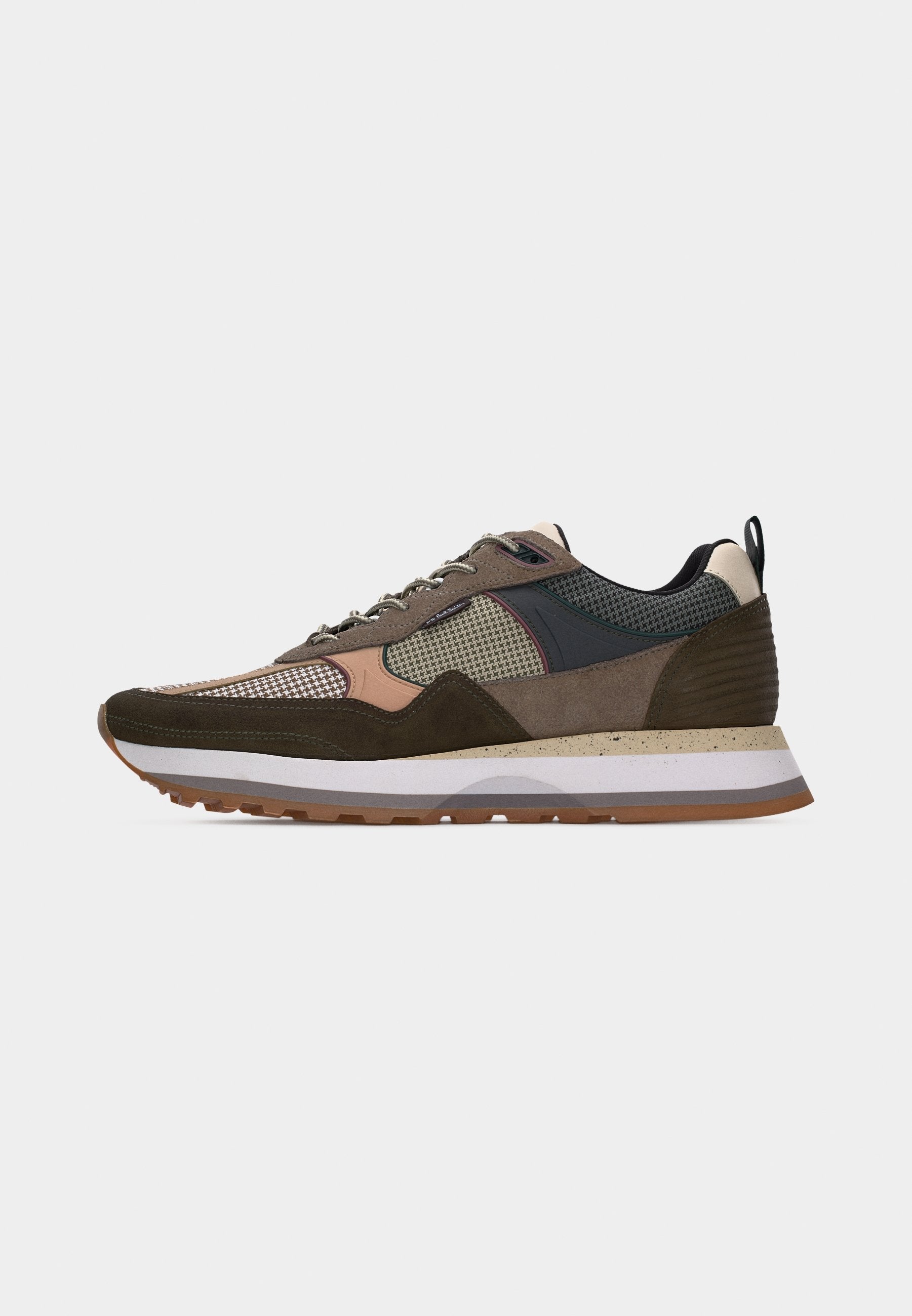 Niedrig geschnittener Sneaker mit braunen, beigen und schwarzen texturierten Paneelen, Schnürverschluss und gesprenkelter Mittelsohle auf einer weißen Gummilaufsohle.