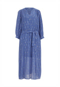 Blaues Langarmkleid mit V-Ausschnitt und Bindegürtel. Hergestellt aus leichtem, strukturiertem Stoff mit goldenen vertikalen Streifen.