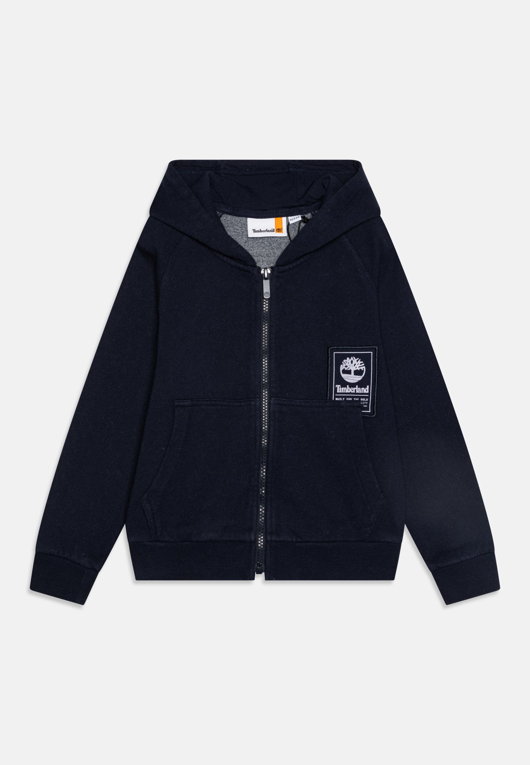 Marinefarbener Zip-Hoodie aus Baumwolle mit einer Fronttasche, ausgestattet mit einem weißen Timberland-Logo-Patch auf der linken Brust und gerippten Bündchen.