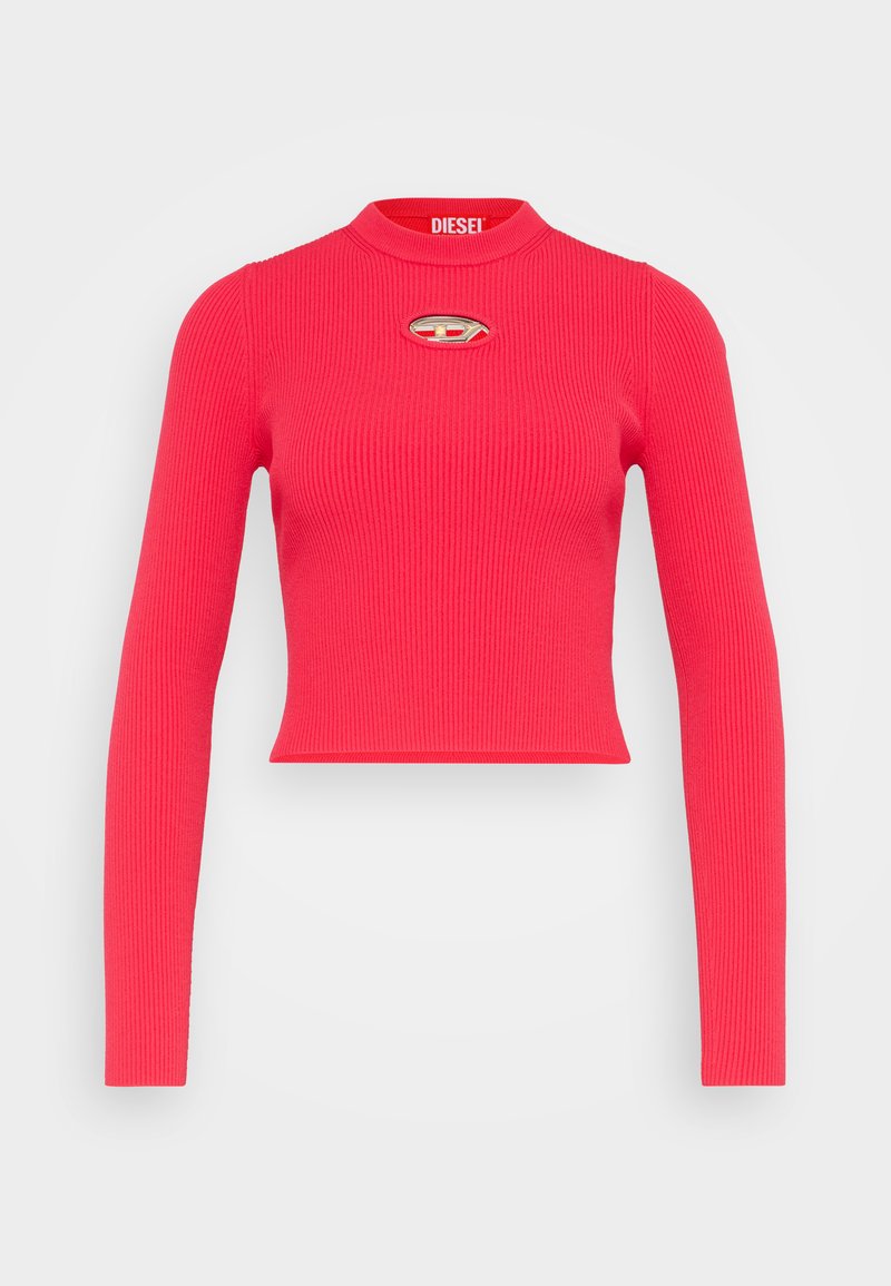 Eng anliegendes Crop-Top mit langen Ärmeln aus leuchtend pinkem, geripptem Material, mit Stehkragen und einem runden, metallischen Logoakzent auf der Brust.