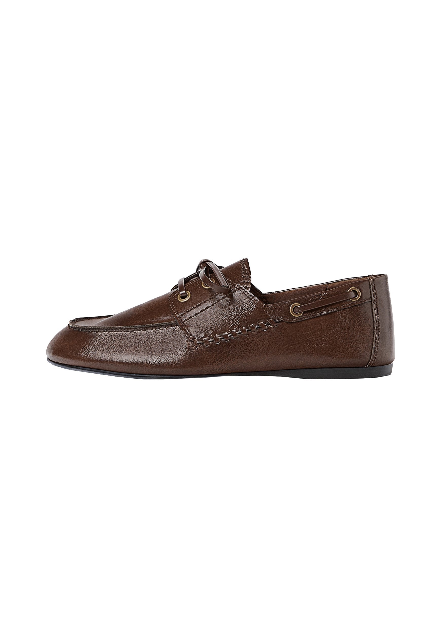 Braune Leder-Schlupfschuhe mit glatter Textur, dekorativer Naht und runden Ösen. Flache Sohle mit runder Zehenform.