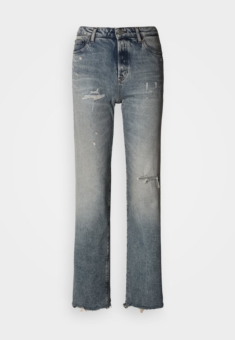 Verblasste blaue Denim-Jeans mit ausgestelltem Bein, beschädigten Kniebereichen, rohen Säumen und einem hohen Bund. Der Stoff hat eine strukturierte Oberfläche.