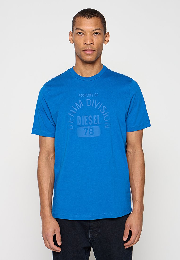 Blaues Baumwoll-T-Shirt mit kurzen Ärmeln, Rundhalsausschnitt und einem strukturierten Druck mit den Worten „DENIM DIVISION“ und „DIESEL 78“ in kontrastierender Farbe.