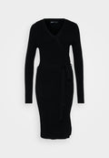 Schwarzes Rippenkleid mit V-Ausschnitt, langen Ärmeln, Wickeldesign und gebundenem Taille. Es hat einen seitlichen Schlitz für zusätzliche Details.