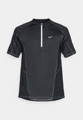 Schwarzes Sportshirt mit kurzen Ärmeln, Halb-Reißverschluss-Ausschnitt, seitlichen netzartigen Einsätzen, weißen Nähten und einem kleinen Nike-Logo auf der Brust.