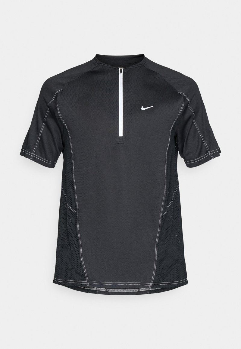 Schwarzes Sportshirt mit kurzen Ärmeln, Halb-Reißverschluss-Ausschnitt, seitlichen netzartigen Einsätzen, weißen Nähten und einem kleinen Nike-Logo auf der Brust.