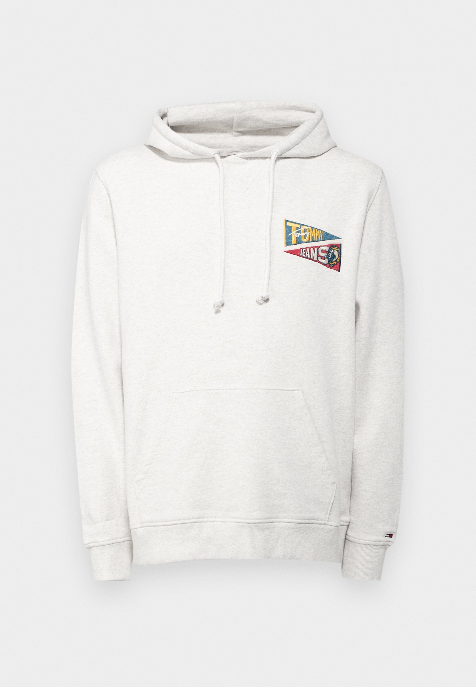 Hellgrauer Hoodie aus weichem Material, mit einer vorderen Tasche, Kordeln und einem mehrfarbigen, gestickten Logo auf der Brust.