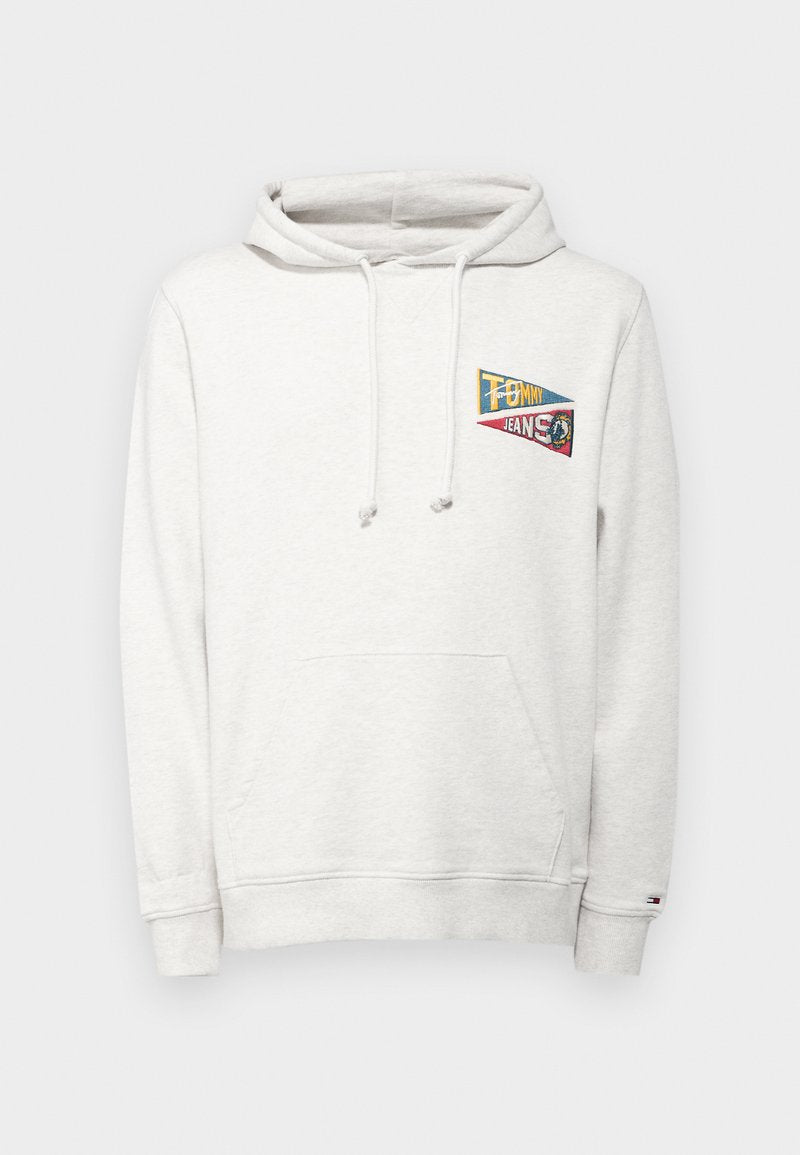 Hellgrauer Hoodie aus weichem Material, mit einer vorderen Tasche, Kordeln und einem mehrfarbigen, gestickten Logo auf der Brust.